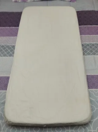 Colchón cuna viscolástico con zona lumbar y funda.