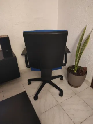 Silla de oficina azul y negra