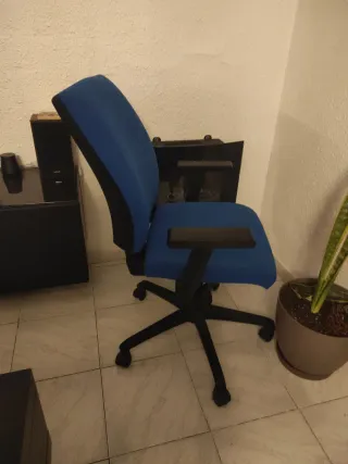 Silla de oficina azul y negra