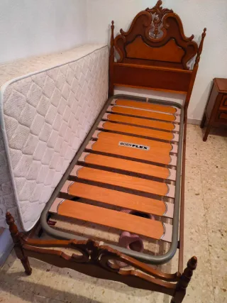 Cama de 85 de madera con colchón