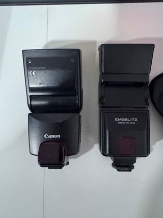 Canon EOS 500D con accesorios