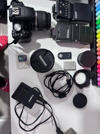 Canon EOS 500D con accesorios
