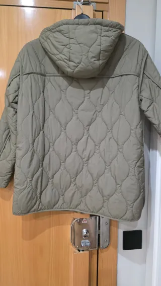 Cazadora acolchada Zara talla XS esta  impecable