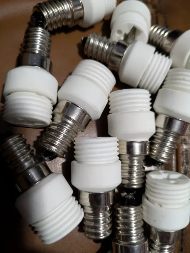 32 Adaptadores Casquillo Rosca E14