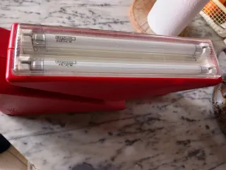 Lampada ricaricabile Beghelli rossa