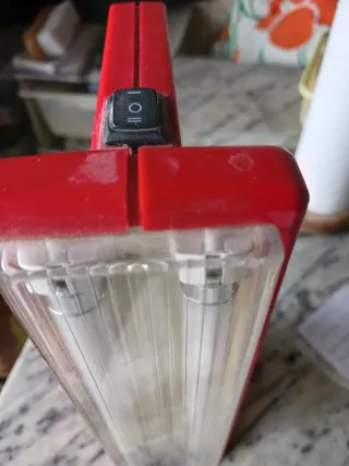 Lampada ricaricabile Beghelli rossa