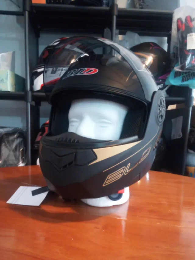 Casco Moto Modular Negro y Dorado