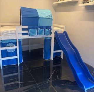 Cama alta con tobogán y tienda