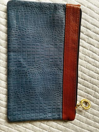 Bolsito de mano Unrique piel azul y marrón