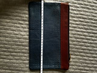 Bolsito de mano Unrique piel azul y marrón