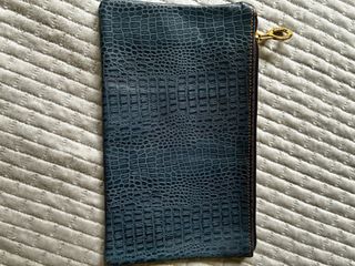 Bolsito de mano Unrique piel azul y marrón