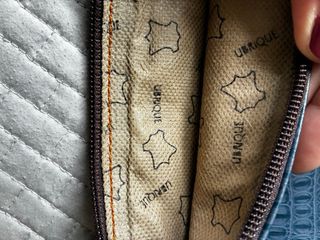 Bolsito de mano Unrique piel azul y marrón