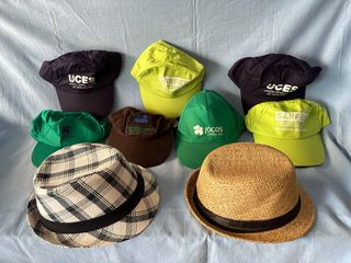Set di sette berretti e due cappelli