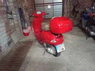Vespa LX 125 Roja 2006 en perfecto estado