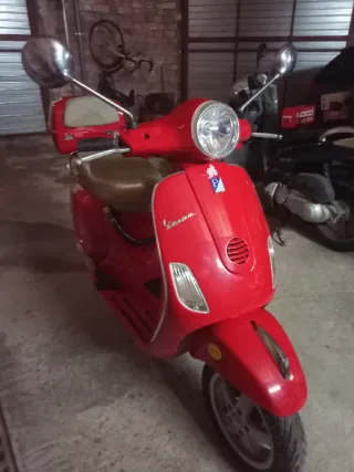 Vespa LX 125 Roja 2006 en perfecto estado