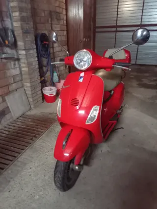 Vespa LX 125 Roja 2006 en perfecto estado