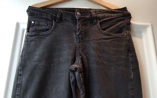 Pantalón vaquero negro campana