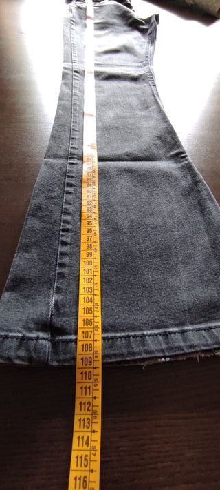 Pantalón vaquero negro campana