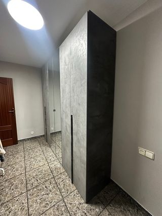 Armario prácticamente nuevo, 6 puertas con espejo