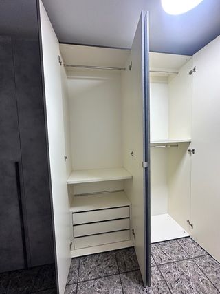 Armario prácticamente nuevo, 6 puertas con espejo