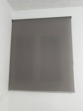 Estores enrollables beige y grises