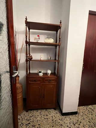 Mesita recibidor de madera y mimbre