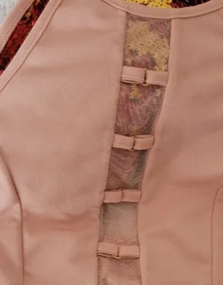 Top rosa con detalles de malla