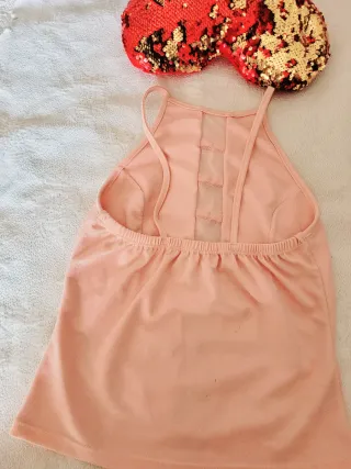 Top rosa con detalles de malla