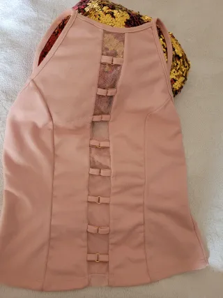 Top rosa con detalles de malla