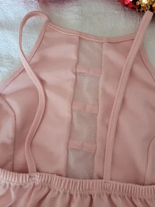 Top rosa con detalles de malla