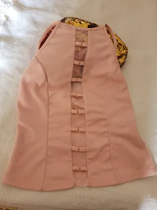 Top rosa con detalles de malla