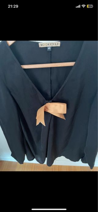 Blusa negra con lazo dorado
