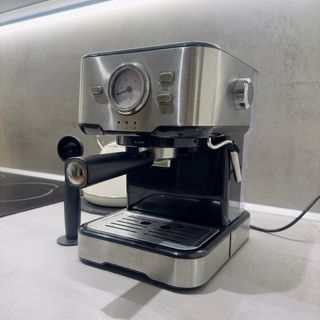 Cafetera (cápsulas y café molido) con vaporizador