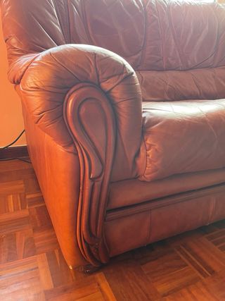 Sofá de piel marrón