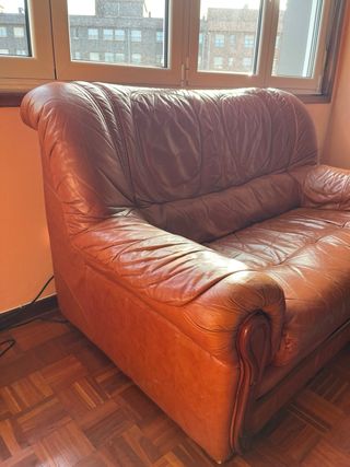 Sofá de piel marrón