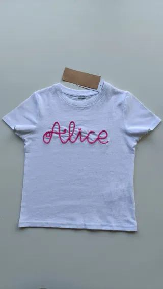 Camiseta blanca bordada con nombre