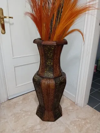 Jarrón alto de mimbre y madera