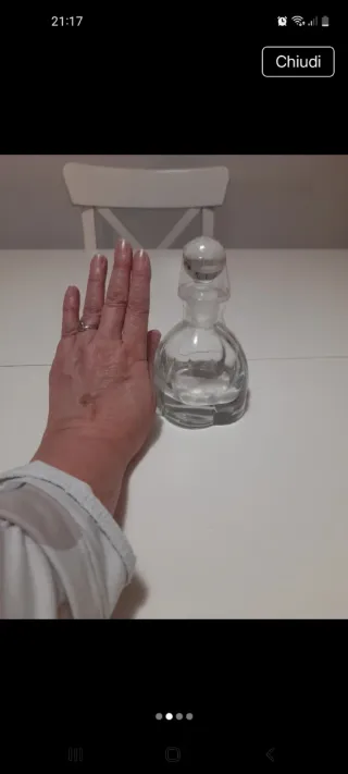 Bottiglietta in vetro trasparente con tappo