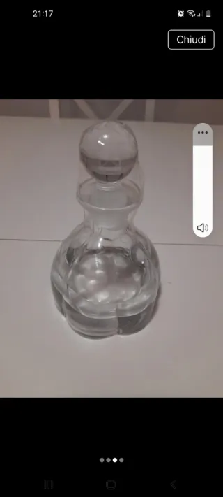 Bottiglietta in vetro trasparente con tappo