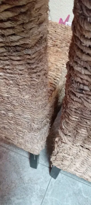 Sillas de mimbre color beige y marrón