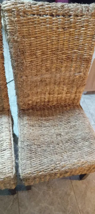 Sillas de mimbre color beige y marrón