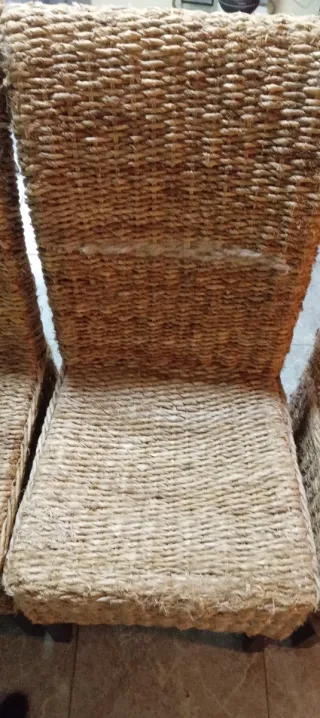 Sillas de mimbre color beige y marrón