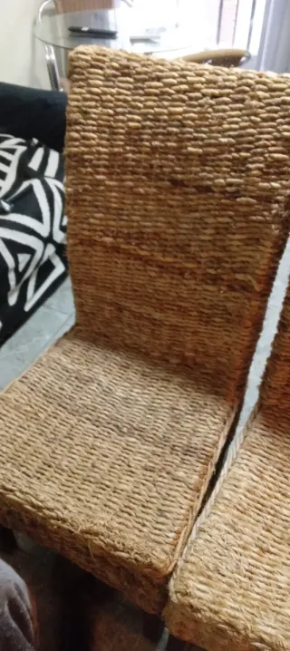 Sillas de mimbre color beige y marrón