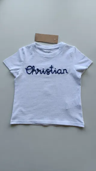 Camiseta blanca con nombre bordado