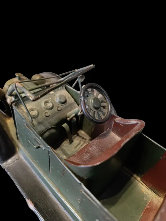 Coche de hojalata vintage