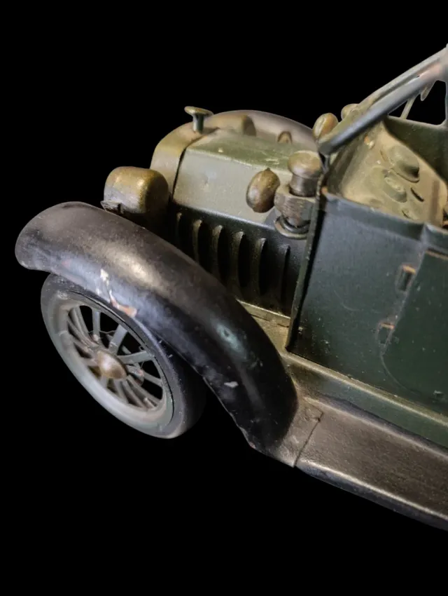 Coche de hojalata vintage