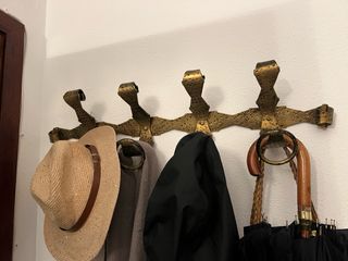 Perchero de metal con diseño de hojas