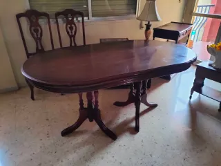 Mesa de comedor ovalada de madera