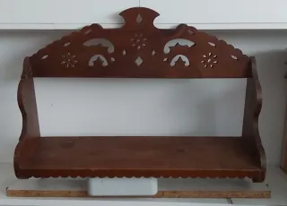 Estante de madera decorado