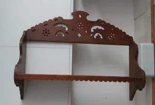 Estante de madera decorado